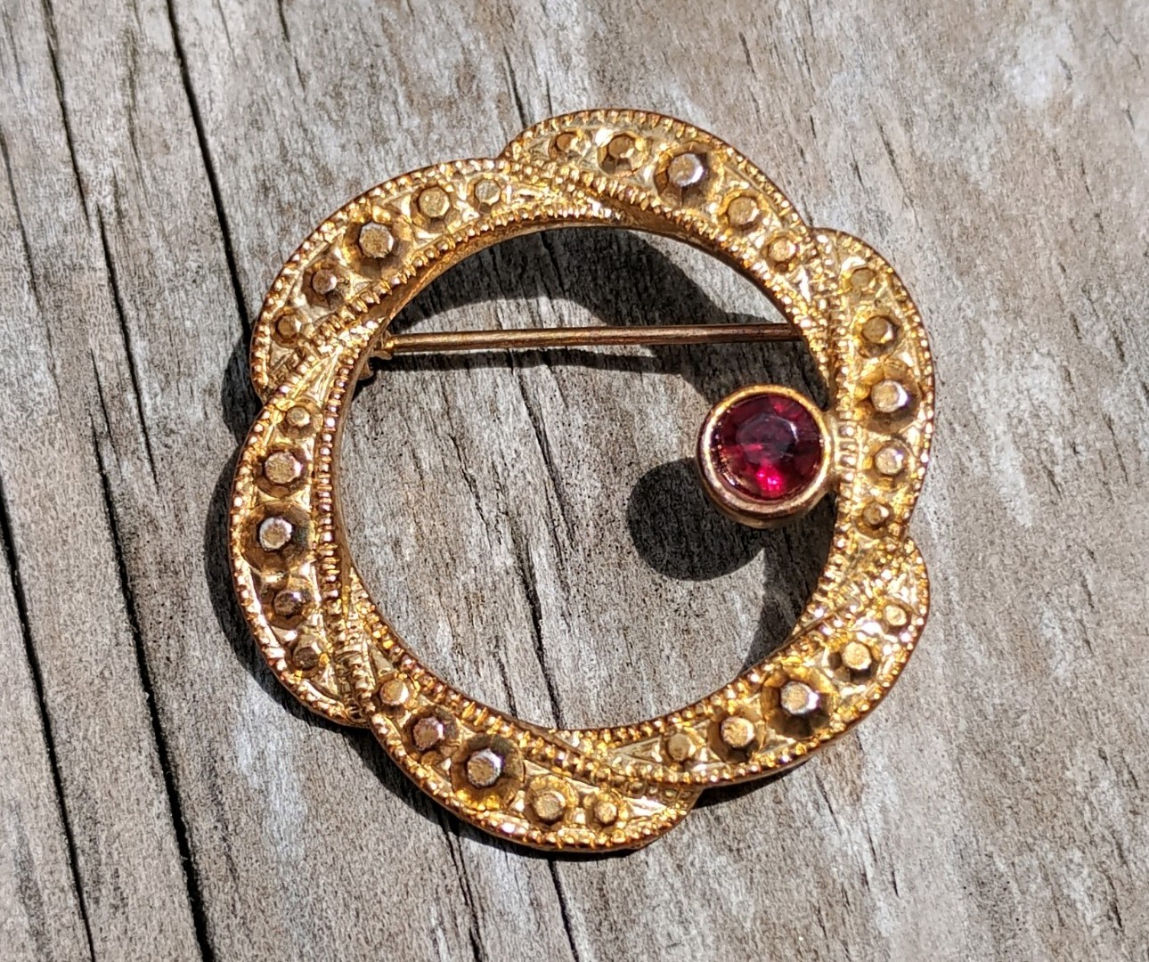 VINTAGE SCATTER PIN GOLD TONE W/ RED STONE 1.25″ Diameter It Goes W/ Everything