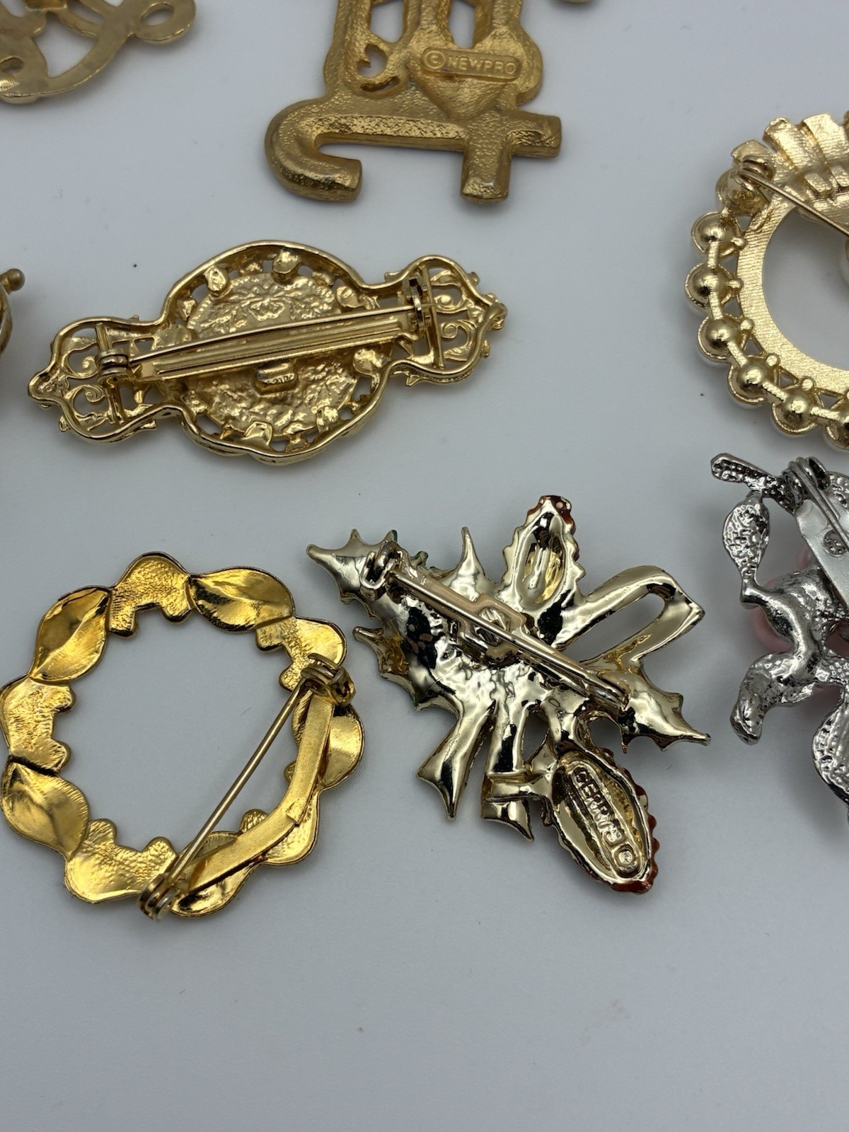 41 Piece Brooch Pin Lot Vintage Gold Signed/Unsigned 2 Missing Stones – Reseller