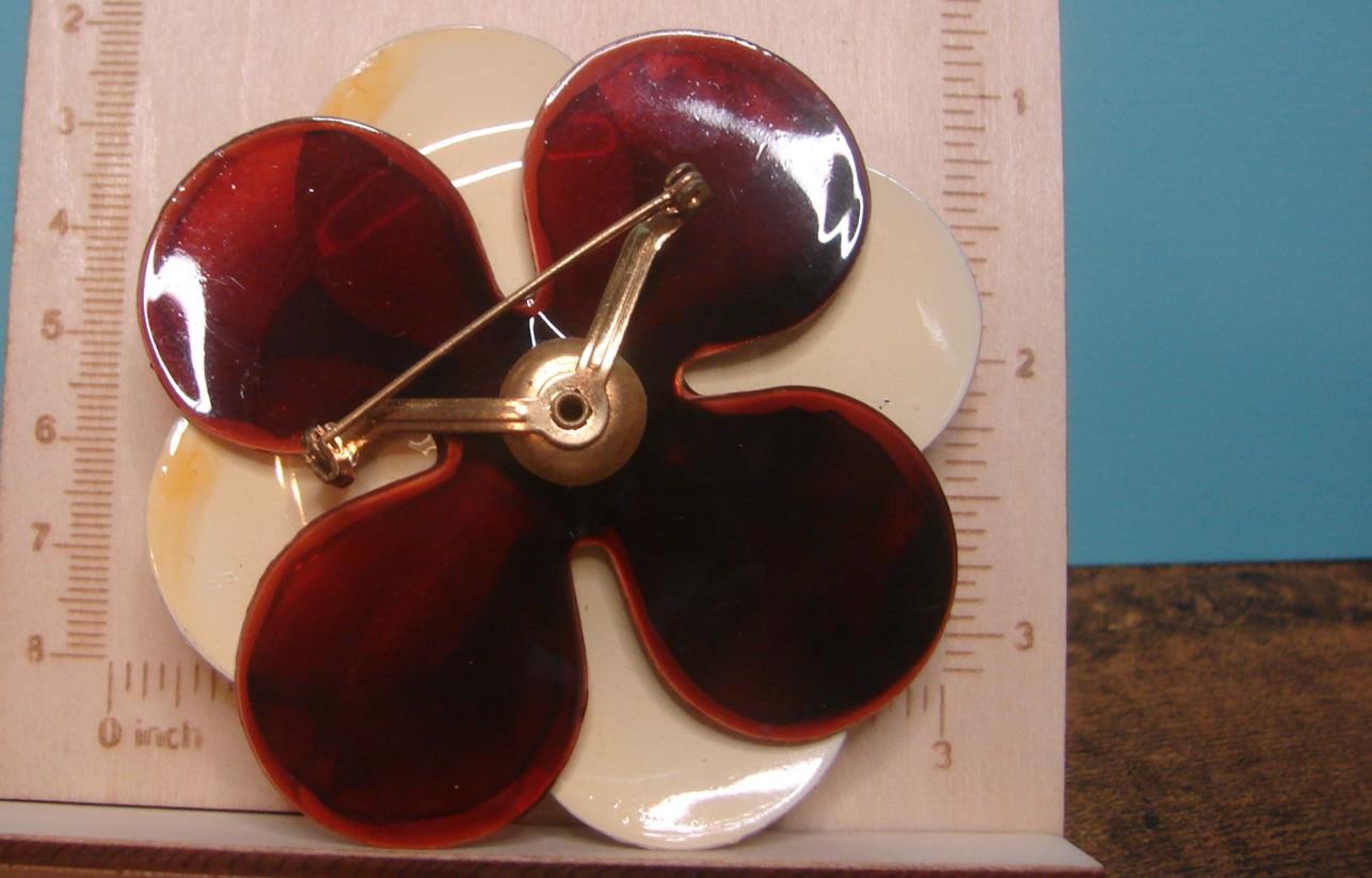 Vintage Retro Hippy Mod 60’s White & Brown Enamel Flower Pin Brooch