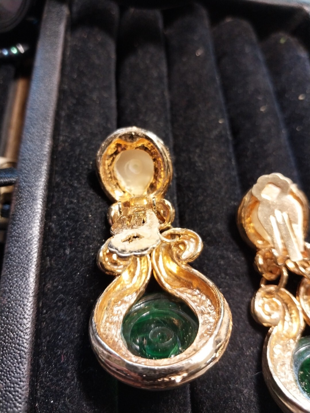 Vintage Grosse Gold Tone Gripoxi Swirled White & Green Cabs Mogul Drop Design A8