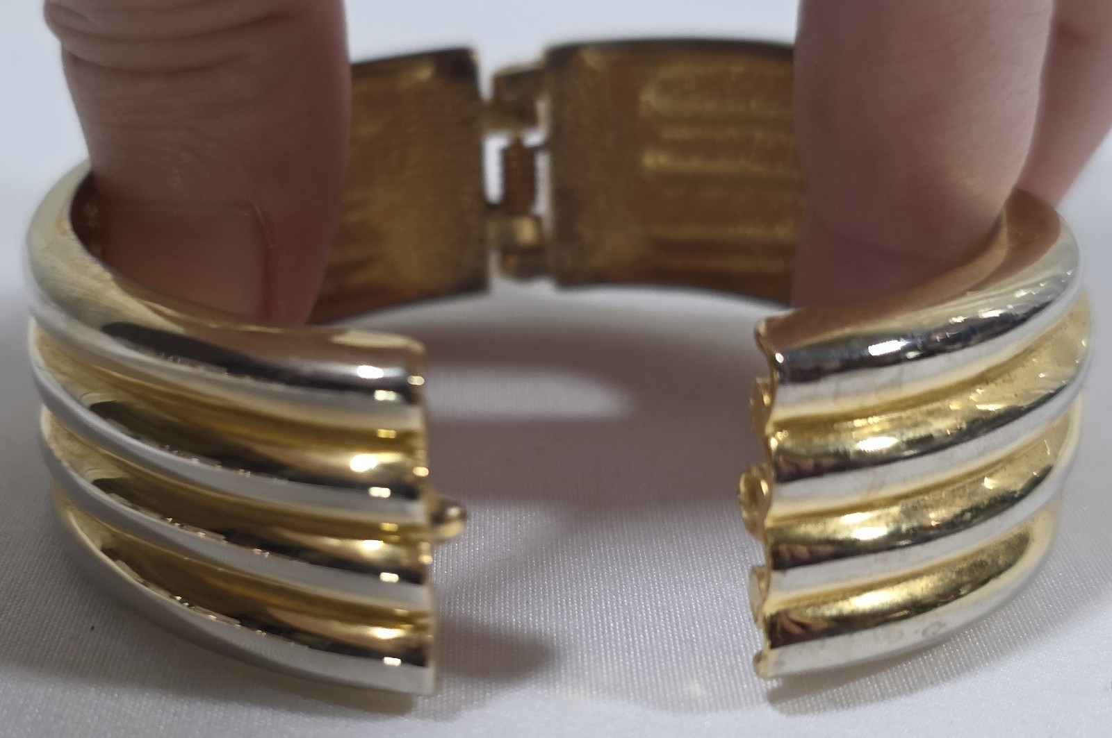 1980s Gold Tone Bangle Bracelet Ribbed Twist Spring Hinge Open Close