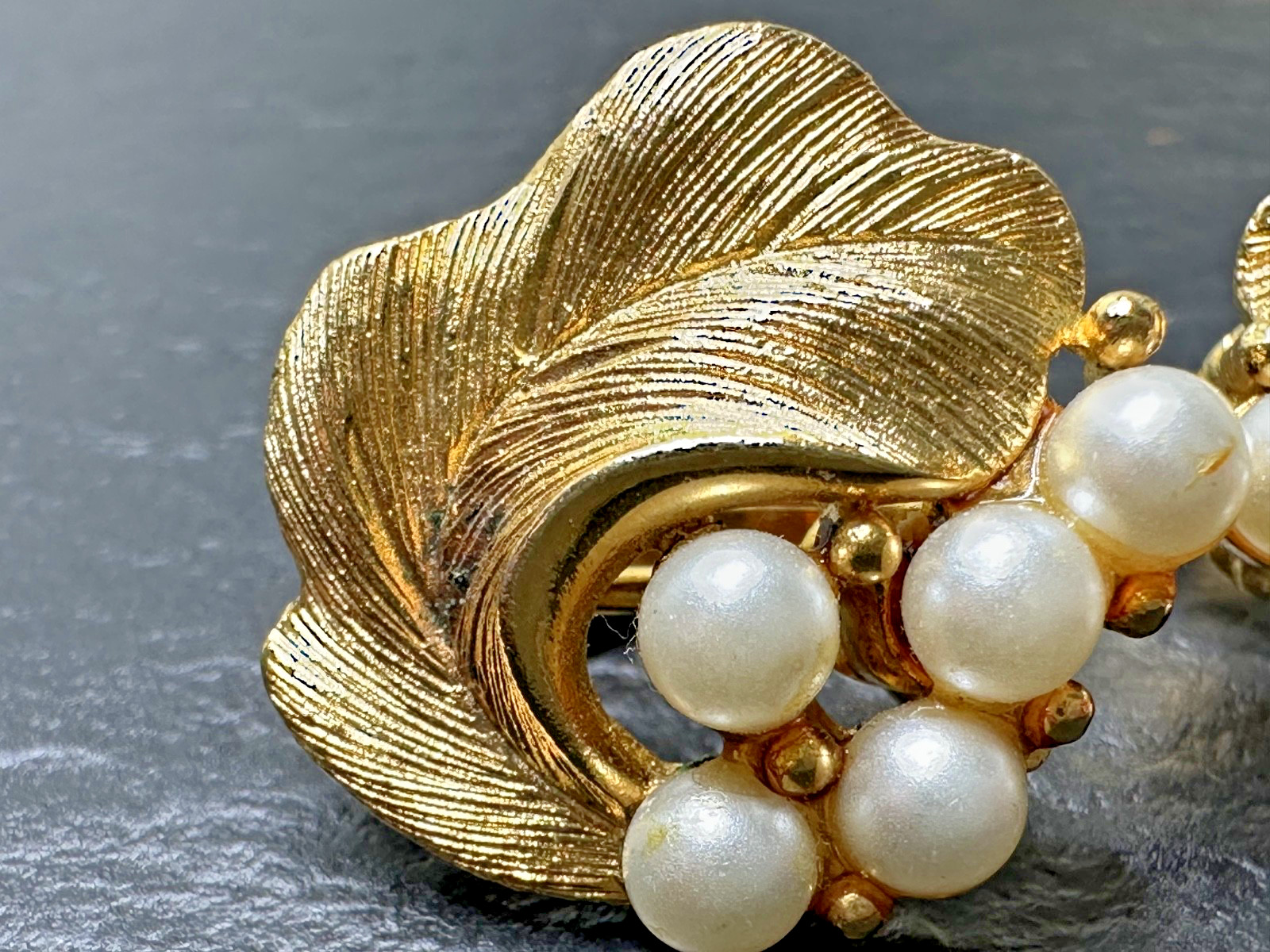 FIVE PAIR OF VINTAGE CLIP EARRINGS, DIFFERENT STYLES N12