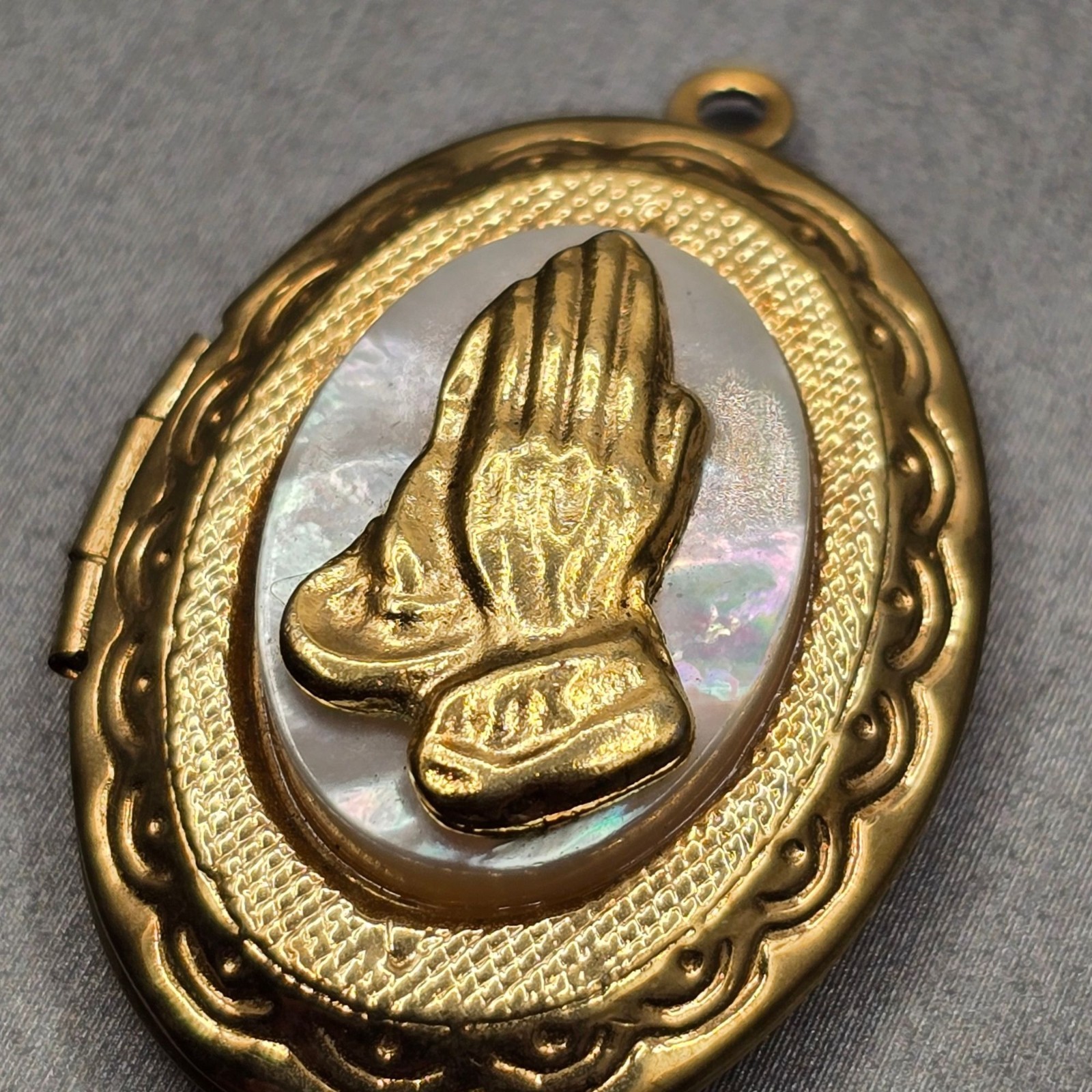 Vintage Mother Of Pearl Praying Hands Locket Gold Scalloped Pendant Oval