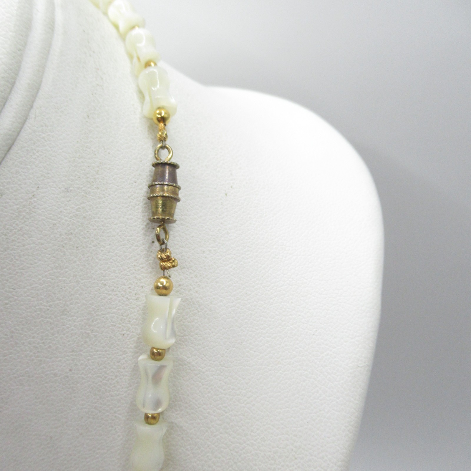 Mother of Pearl Real Shell Carved Tulip Peridot and Coral Chip Long Necklace Vtg