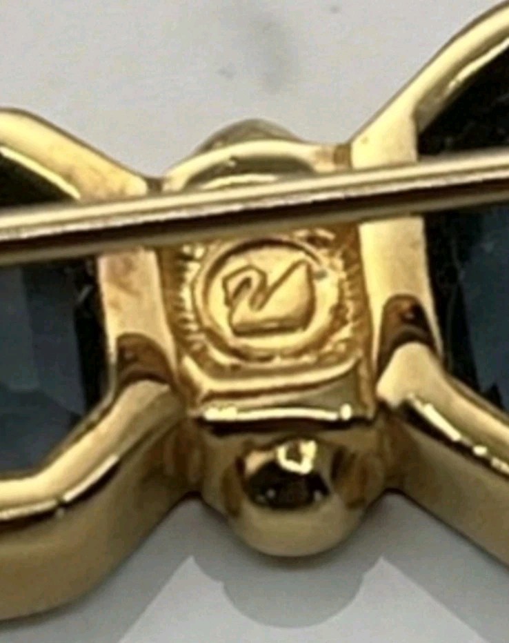 SWAROVSKI VINTAGE SIGNED RARE Elegant Gold and Green Gemstone Bar Brooch