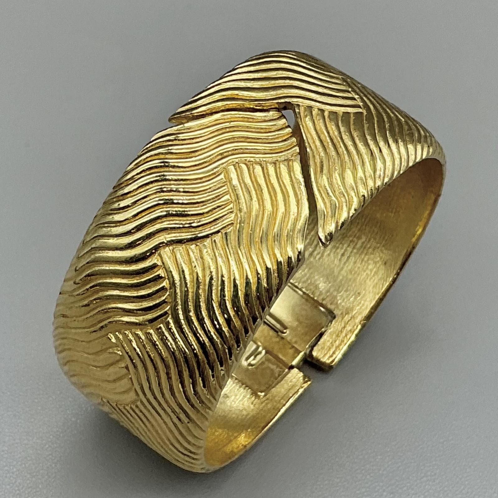 Vintage Crown Trifari Bracelet Gold Tone Textured Wave Wide Hinged Bangle 6 Inch
