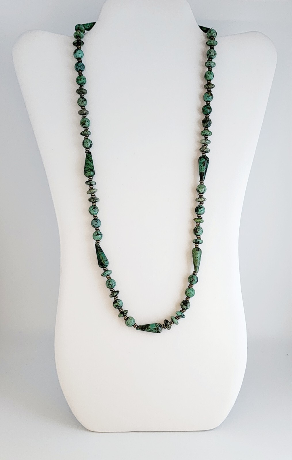 NATURAL JASPER STONES GREEN GRAINED ASYMMETRICAL SHAPES 25″ LENGTH NECKLACE VTG