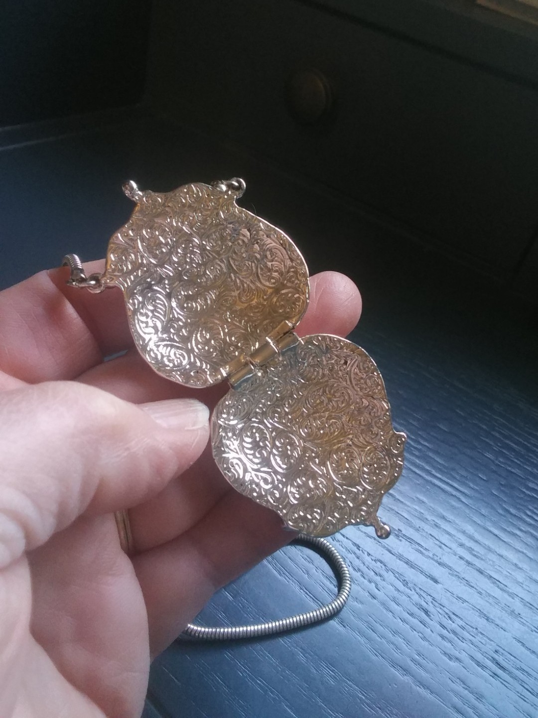 Vintage 1928 Jewelry Co Silver Tone Purse Locket Necklace. As Is J1026
