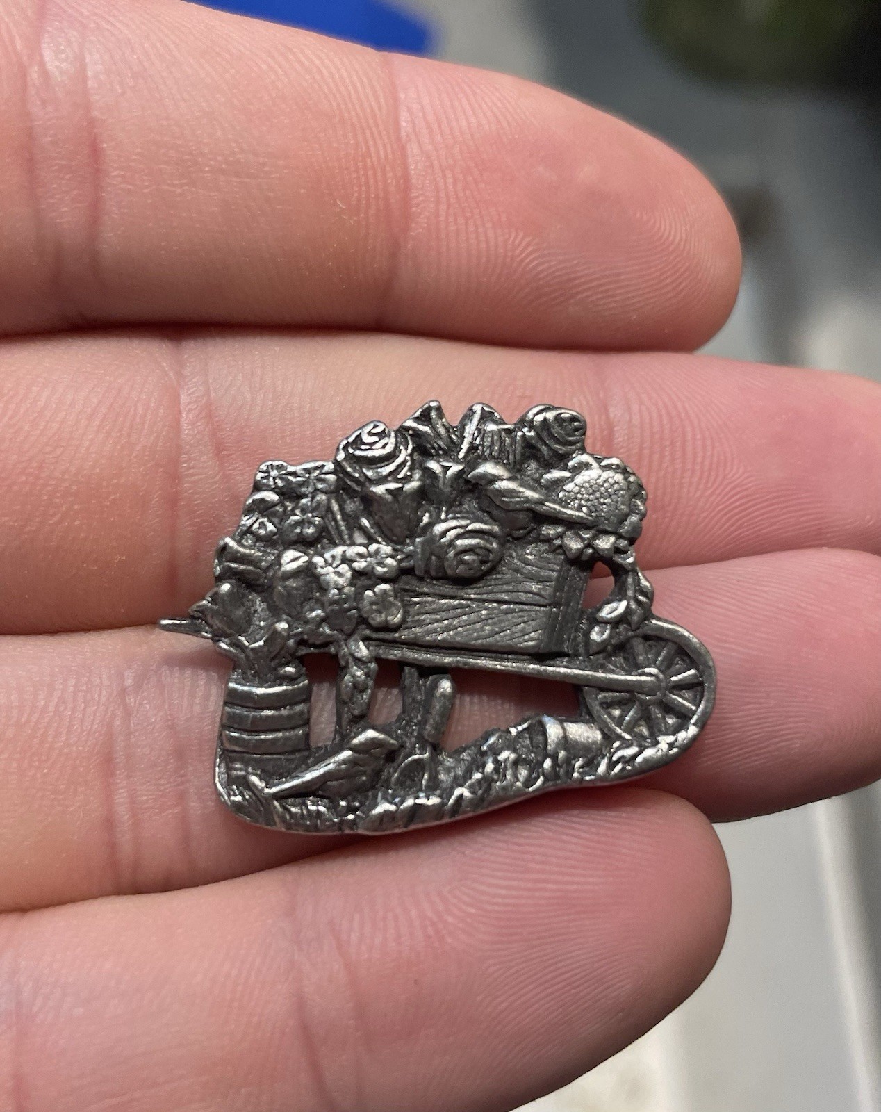 VINTAGE PIN~BIRDS & BLOOMS~PEWTER~WHEELBARROW~2001~1″