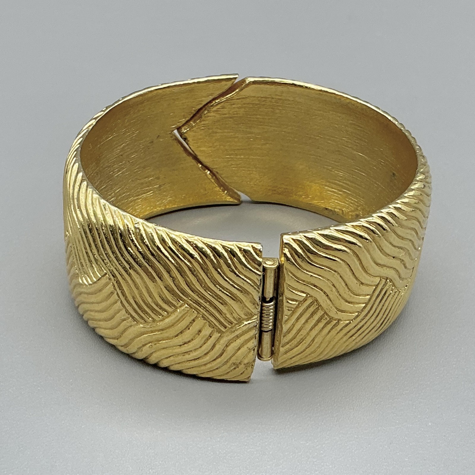 Vintage Crown Trifari Bracelet Gold Tone Textured Wave Wide Hinged Bangle 6 Inch