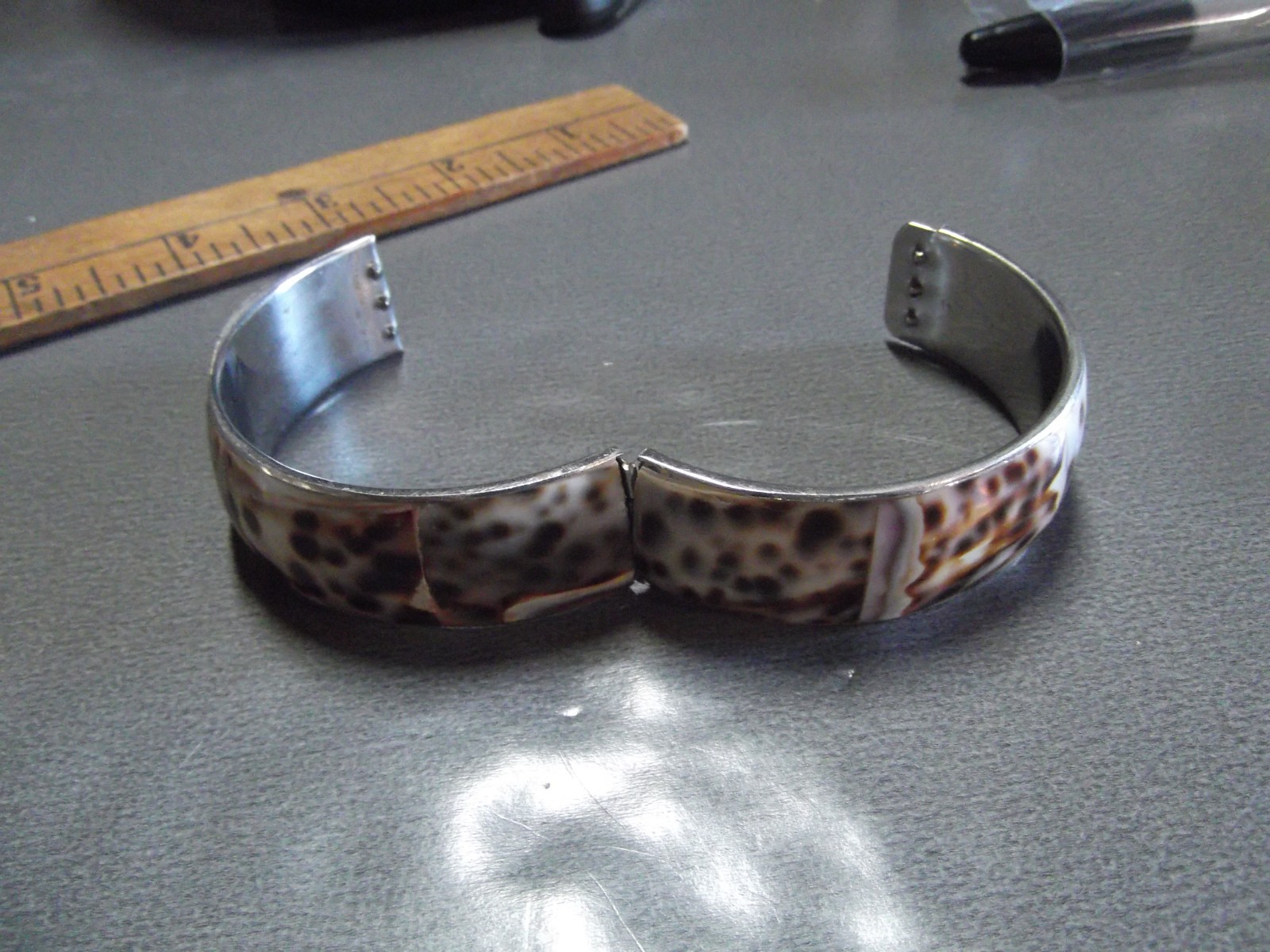 Old and Unique Vtg Shell Brass Bangele Bracelet 2.5″in