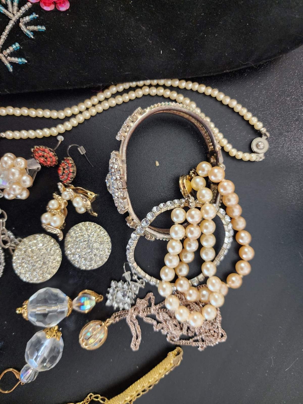 Vintage jewelry set of 22 in vintage purse