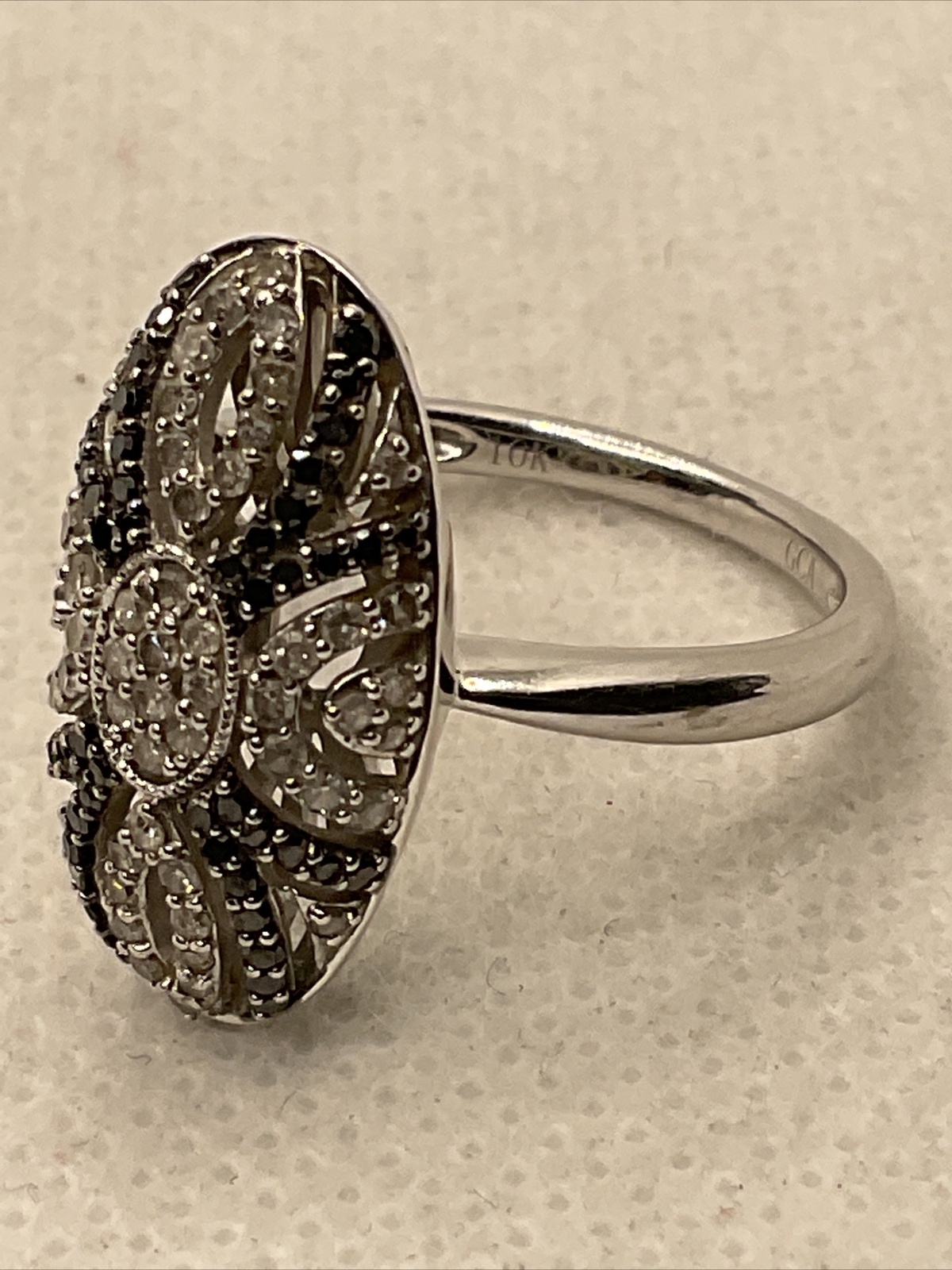 VINTAGE Solid 10K White Gold Black & White Diamonds DOME Style Ladies Ring 4gr.