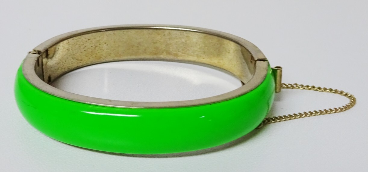 Mod Vintage 1960s Hinged Lime Green Enamel Metal Bangle BRACELET