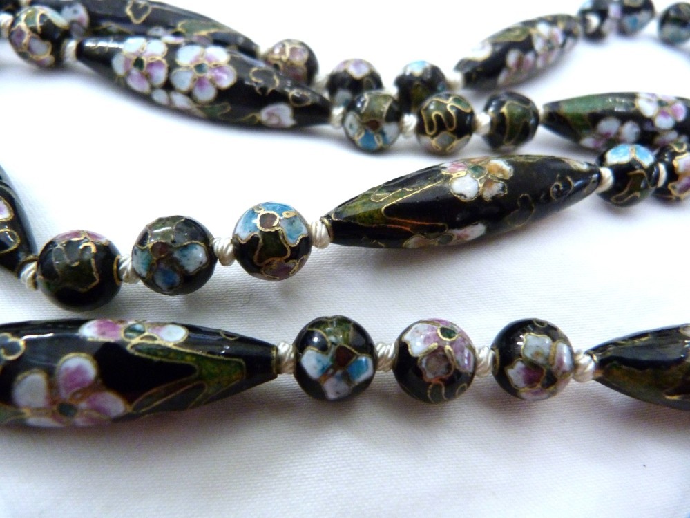 29 1/2″ LONG VINTAGE CHINESE BLACK PINK BLUE CLOISONNE ENAMEL HAND KNOT NECKLACE