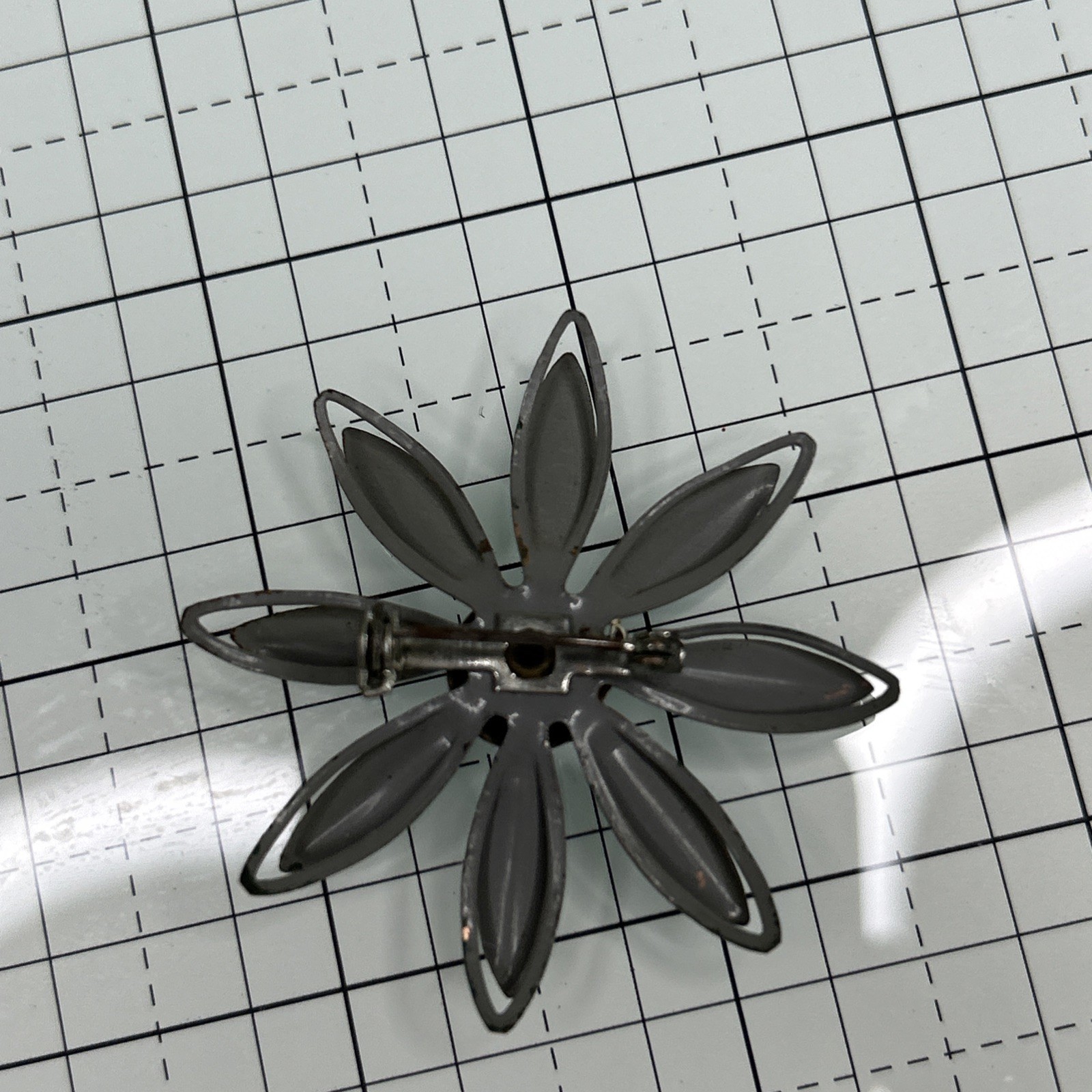 Vintage Retro Hippy Mod 60’s Gray Daisy Metal Flower Pin Brooch