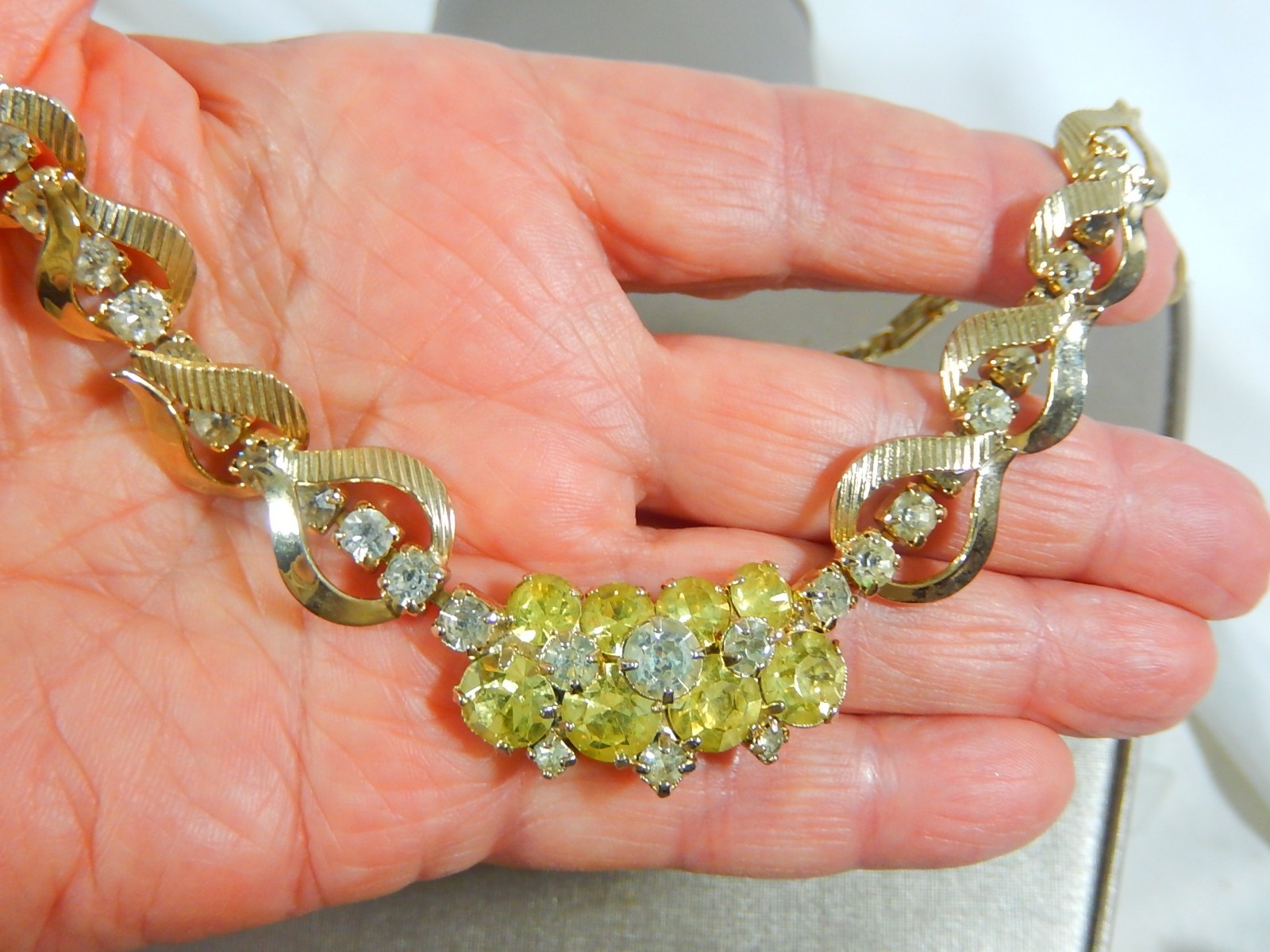 VINTAGE MCM NECKLACE SARAH COVENTRY YELLOW & CLEAR RHINESTONE 15-17″