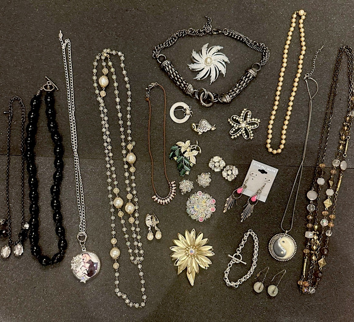 Vintage Estate Costume Jewelry Lot! Brooches and more!