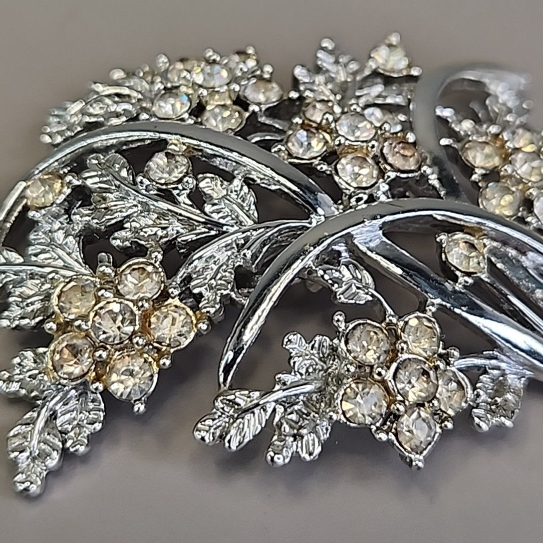Rhinestone Flower Stem Brooch Clear Glass Silver Tone 2.25″