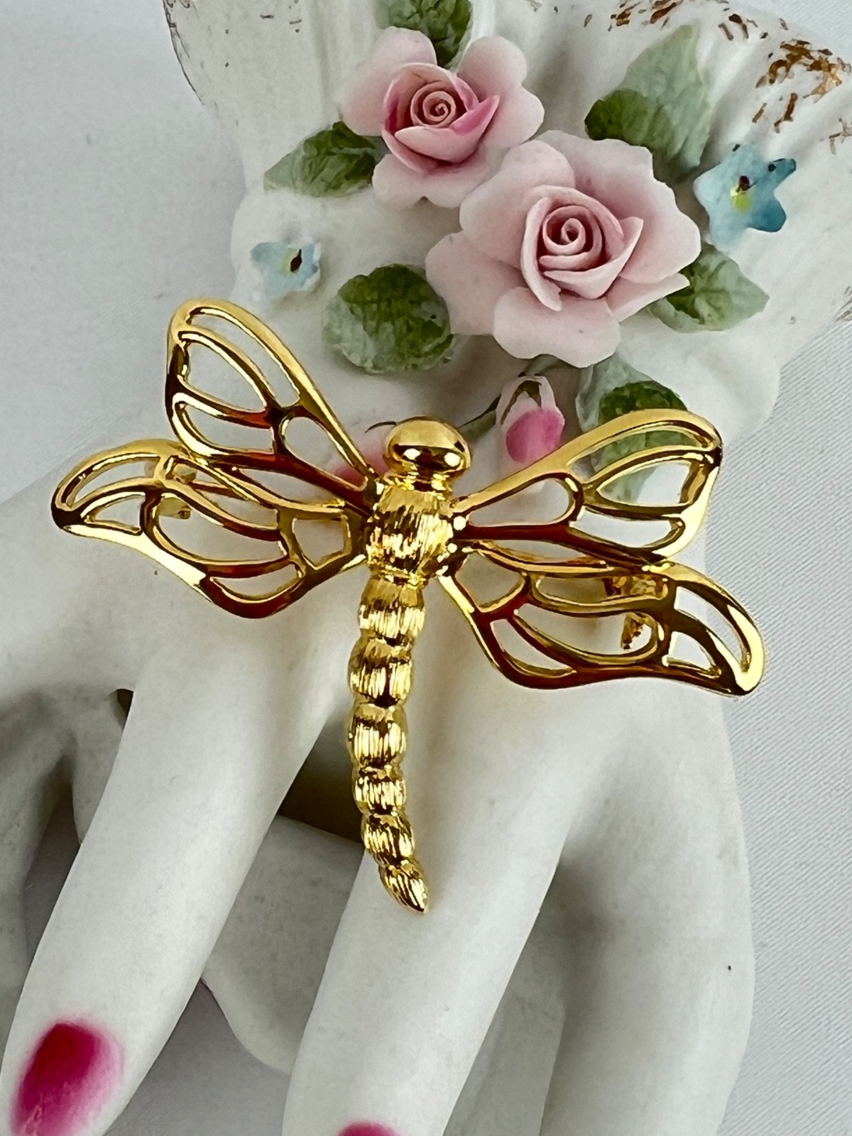 Lovely Vintage Fashion Gold Tone Wings Dragonfly Brooch Pin 1 3/4″ x 2″ Size