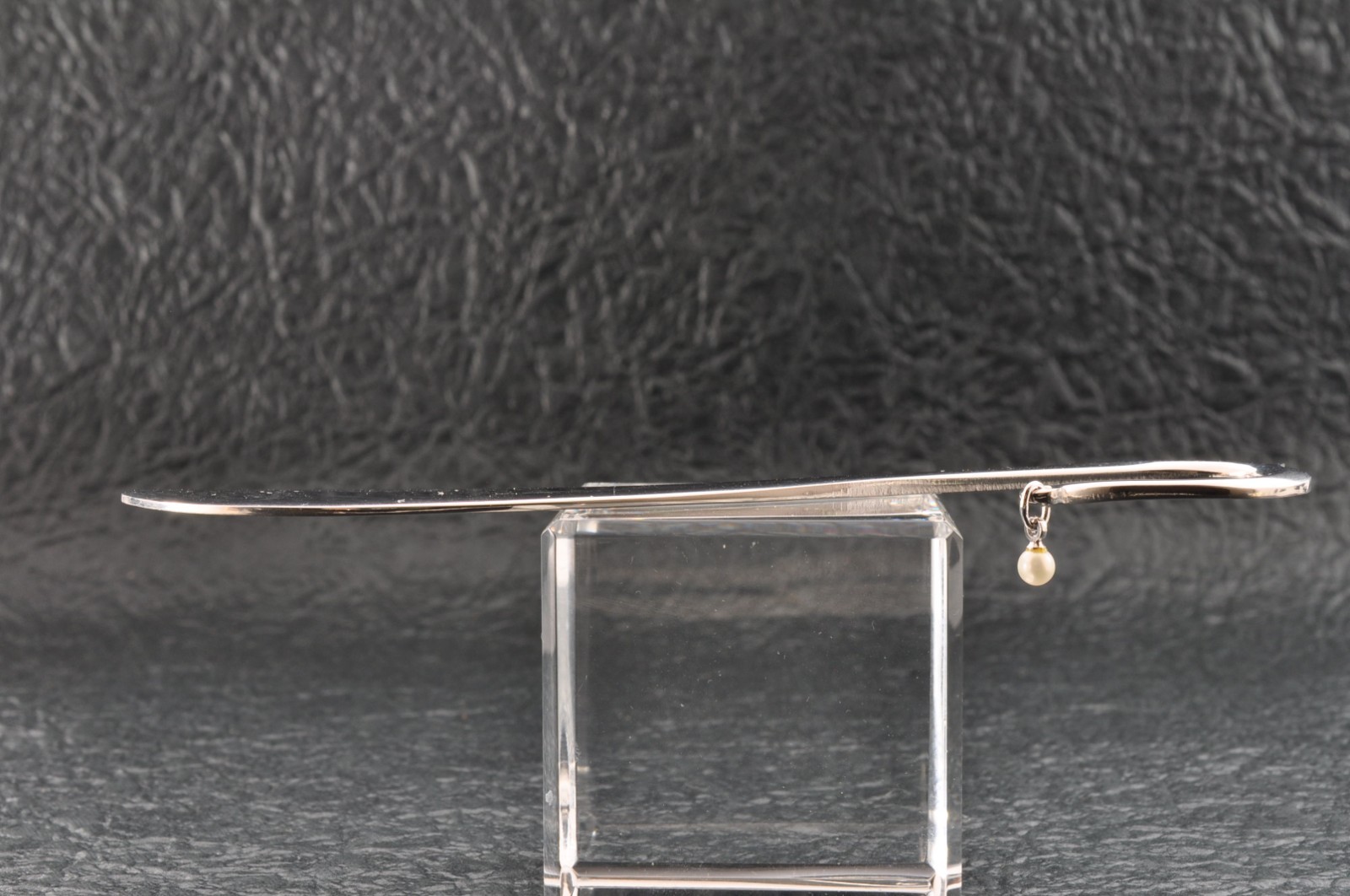 Near mint Japan brand “MIKIMOTO” Akoya pearl bookmark (total 65.0ct) case paper