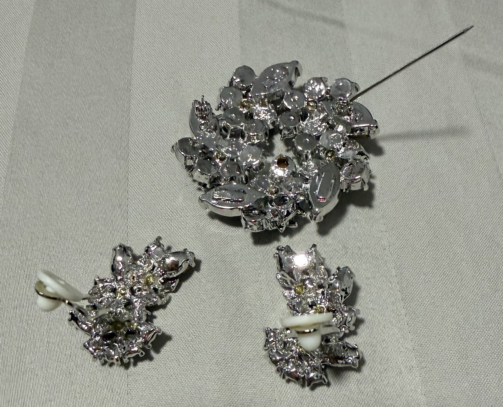VTG White Gold W/ Purple, Dark Blue And Clear Crystals Brooch & Clip Earring Set