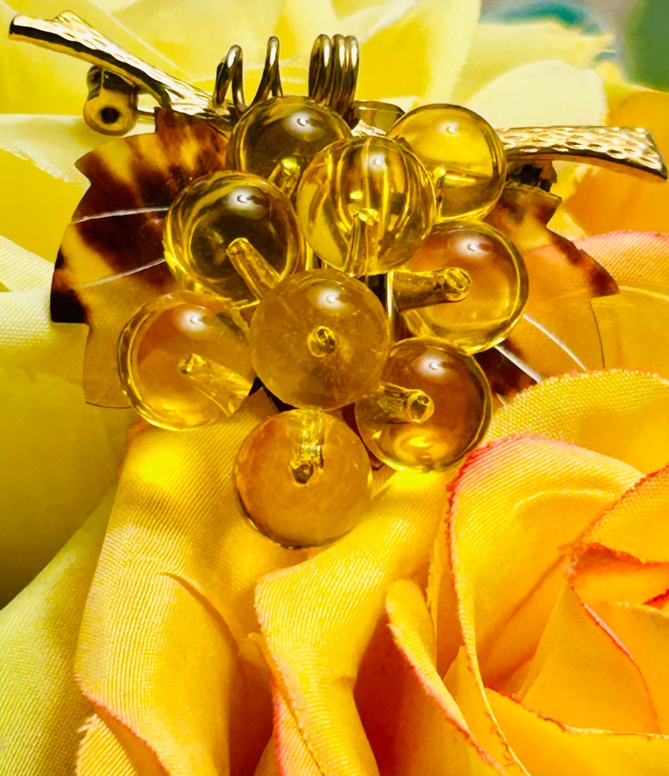 VTG GRAPE CLUSTER LUCITE BROOCH PIN *Apple Juice & Faux Tortoise Grapes Pendant*