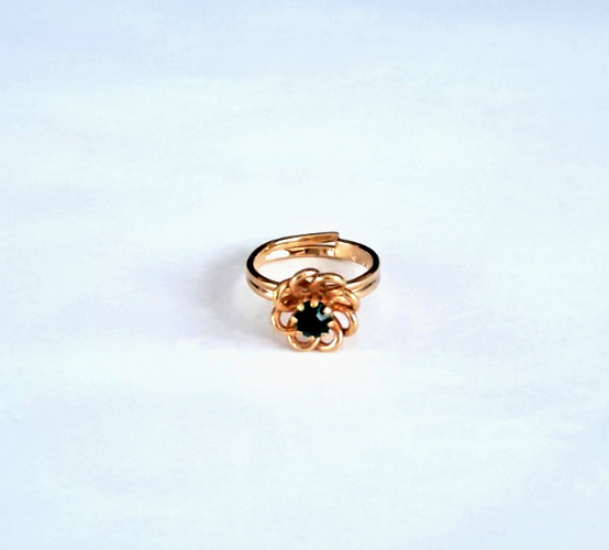 Sarah Coventry Gold Tone Adjustable Emerald Green Crystal May Birthstone Ring