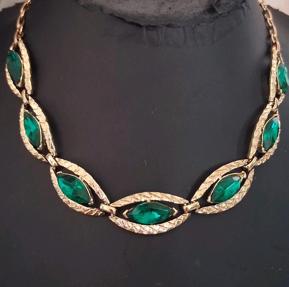 Coro emerald green marquise-cut chain link necklace, gold-tone, excellent condit