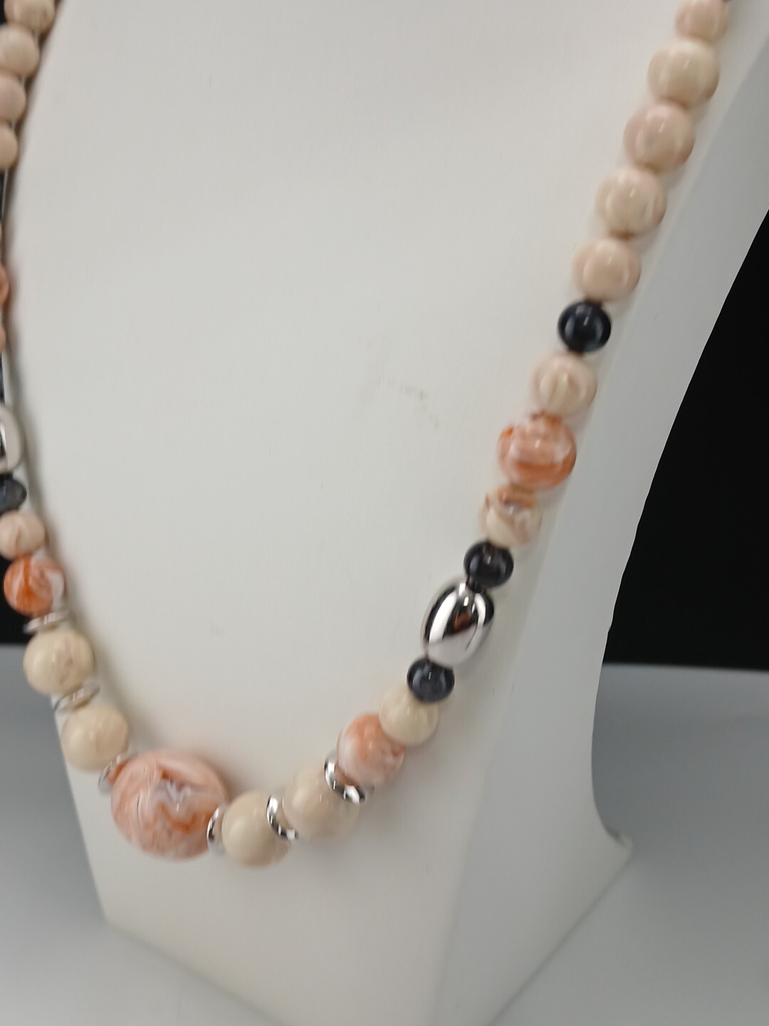 Avon 1988 Desert Sands Lucite Silver Tone Necklace And clip-on Earring Set
