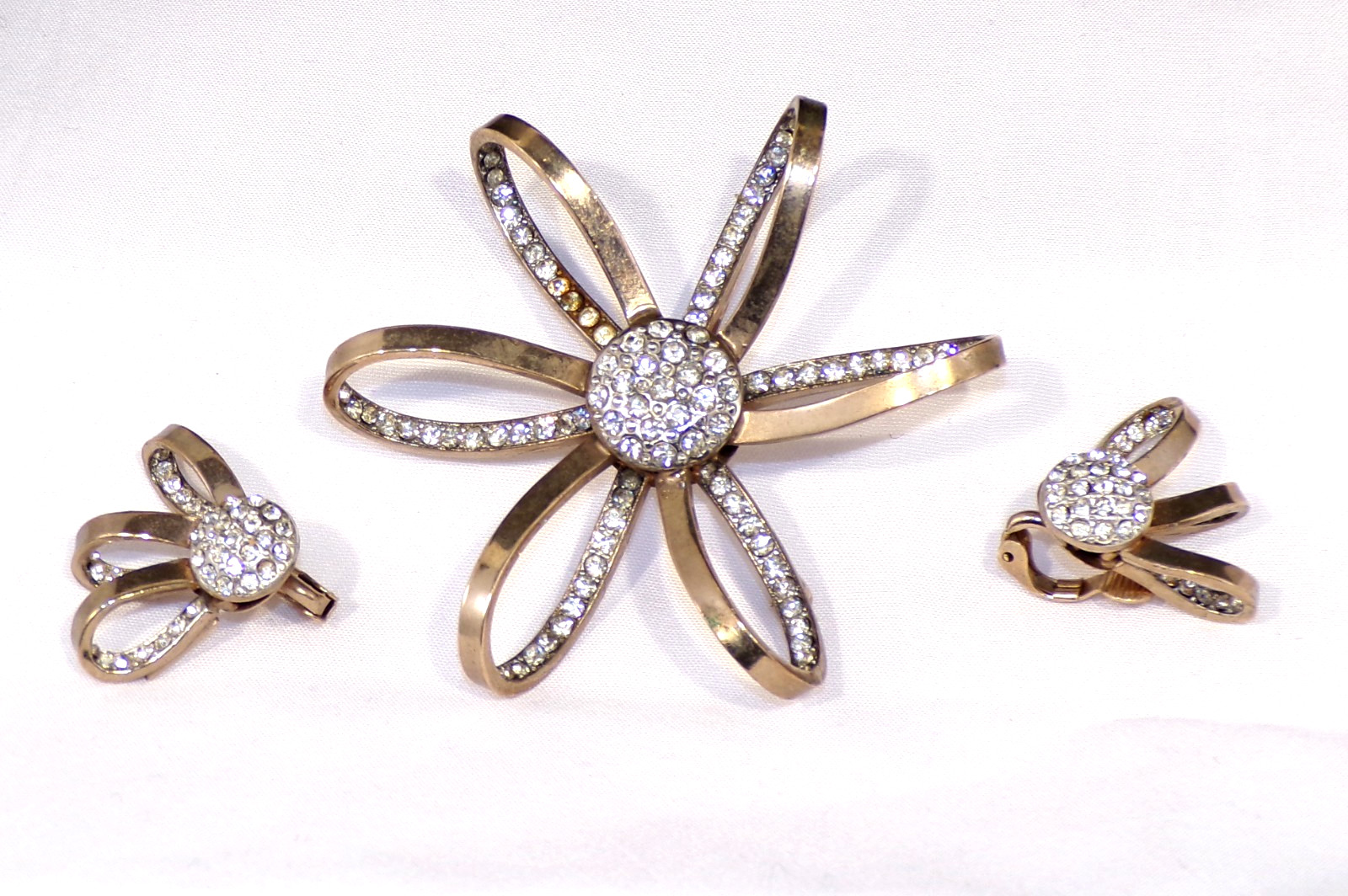 Vintage Jewelry EARRINGS and BROOCH SET by LISNER Looped Bow Flower Design