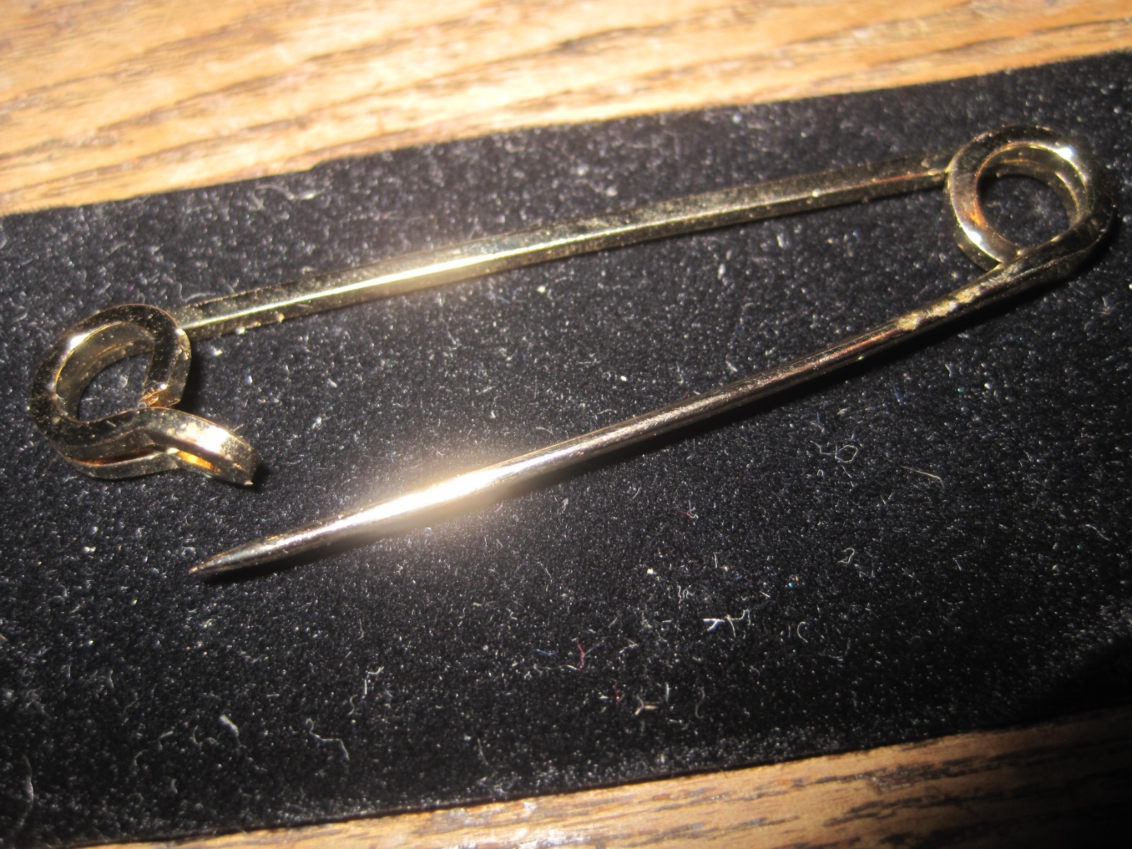 VTG SWANK Large Gold Tone 2.5″ Safety Pin Brooch/SKIRT/HAT PIN IN ORIGINAL BOX