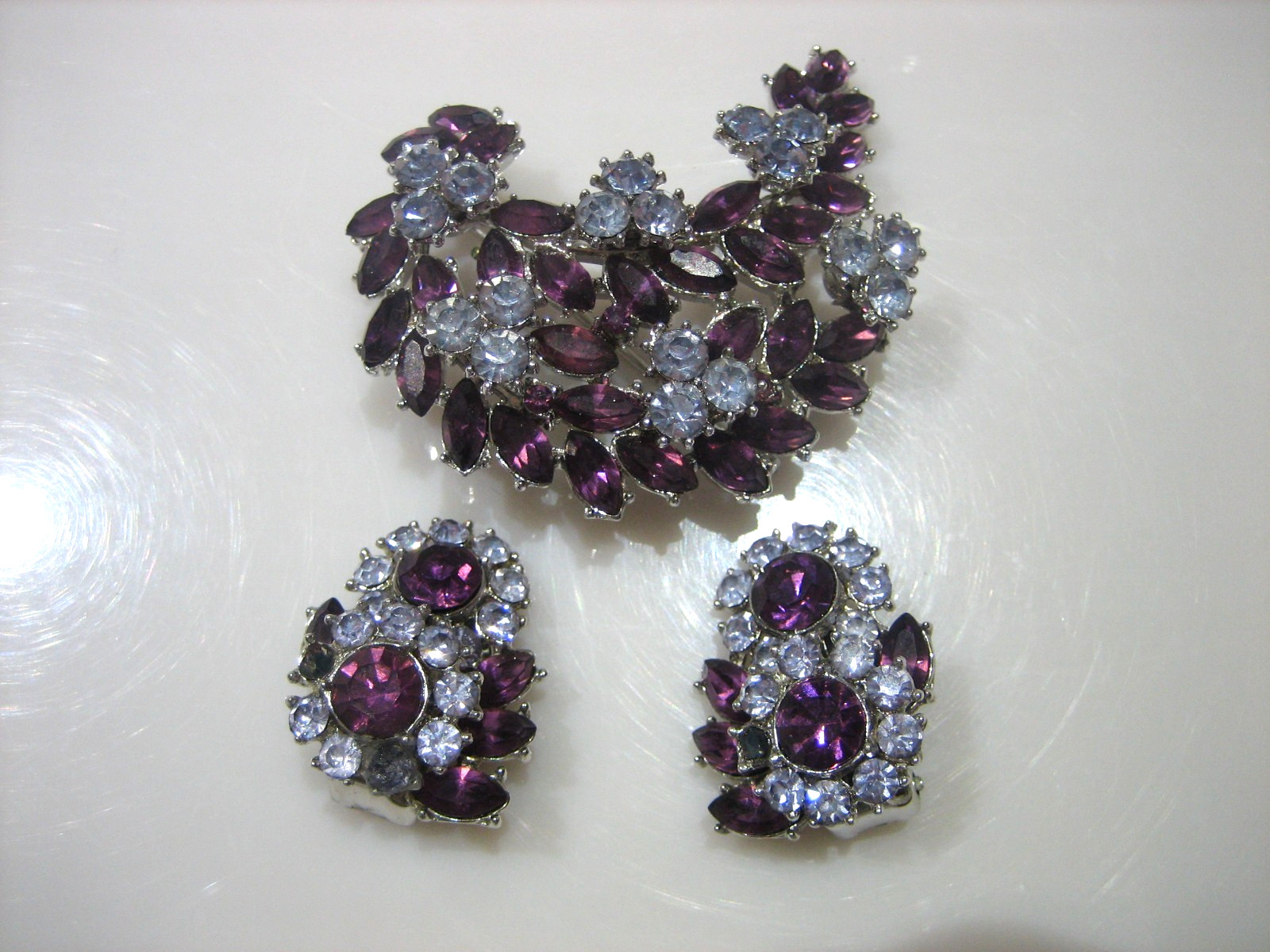 1950’S CROWN TRIFARI CONTESSA PURPLE AND BLUE RHINESTONE BROOCH AND EARRINGS SET