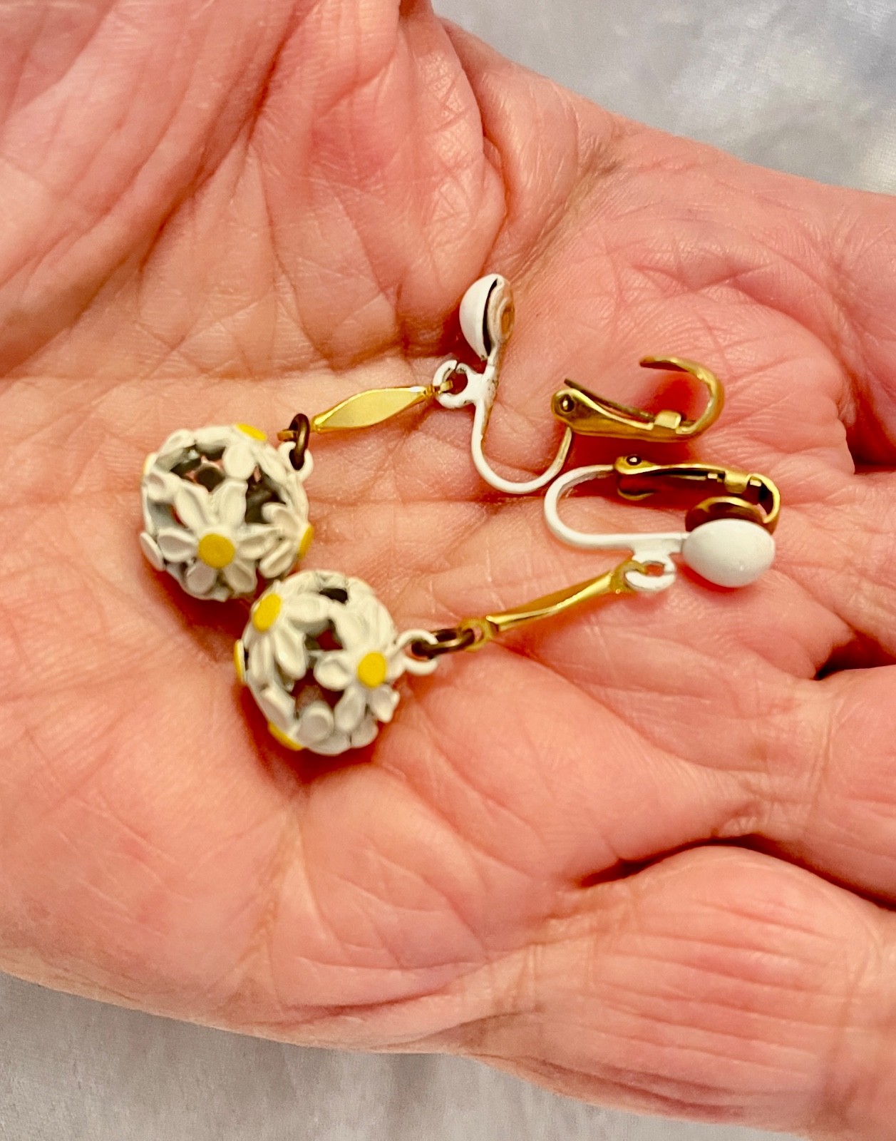 1960’s White n Yellow Dangling Drop Daisy C/B Earrings