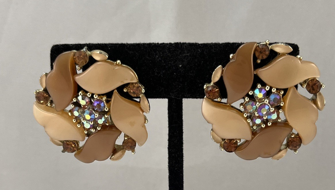 Vintage LISNER Gold Tone Peach Orange Beige Aurora Borealis Clip On Earrings