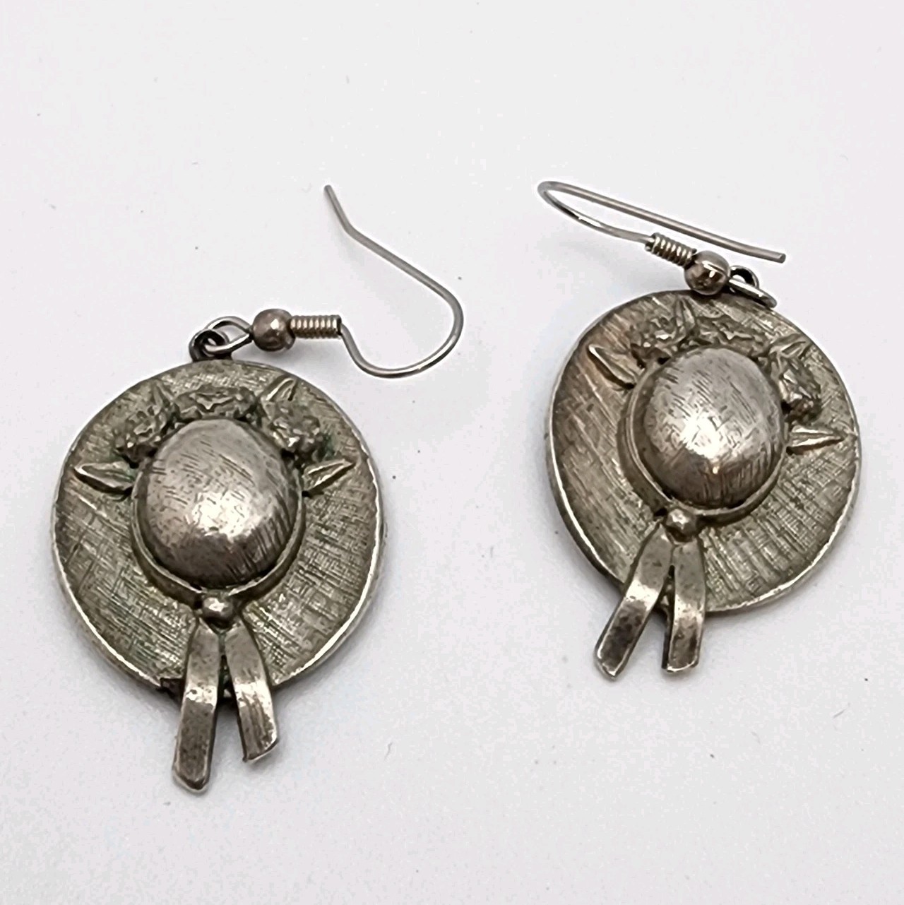 Vtg Clift Straw Hat Flowers Pewter Dangle Pierced Earrings 1.25″