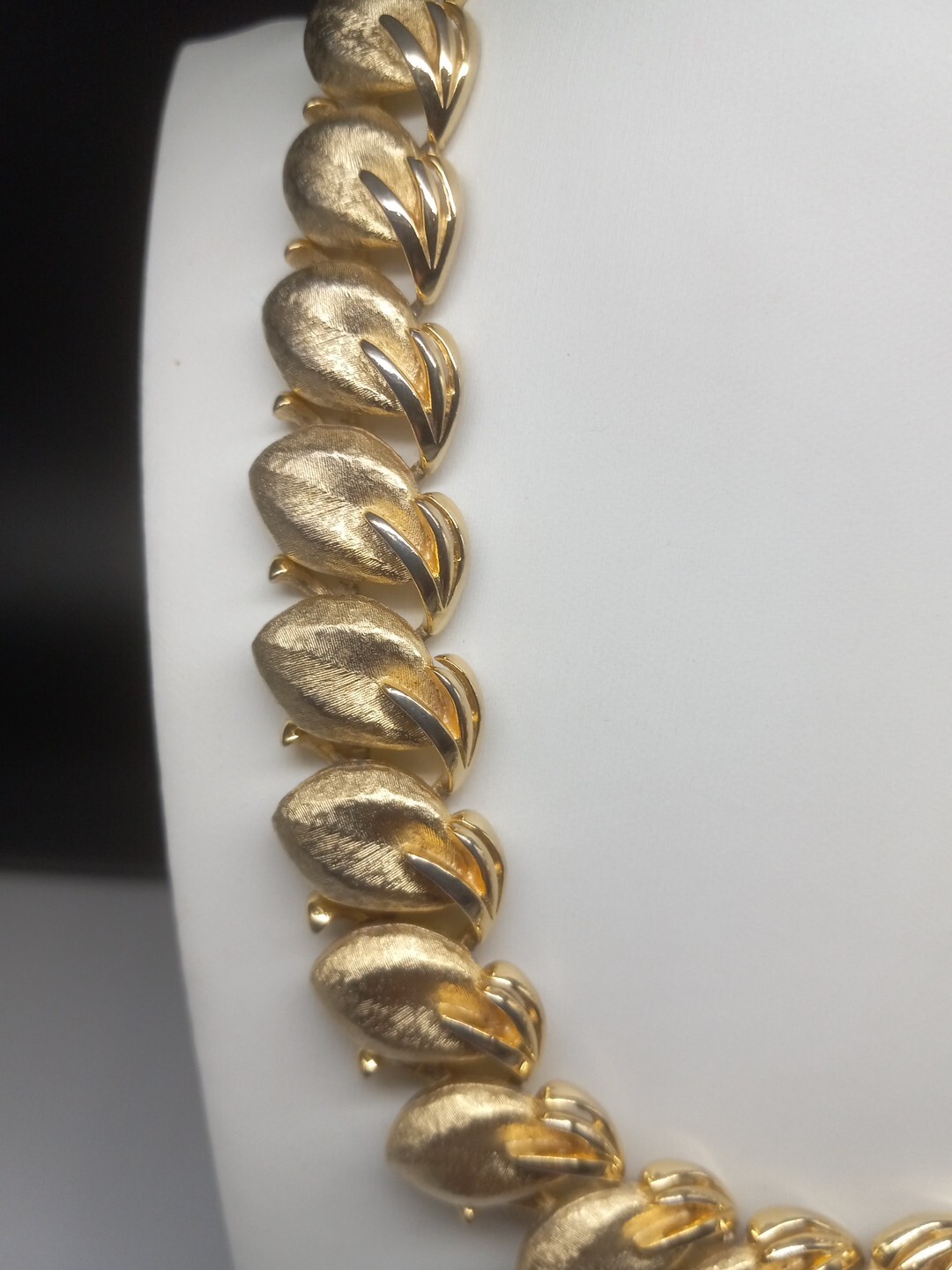 Vintage Intricately Designed Leaf Or Flower Bud Gold Tone Choker Necklace