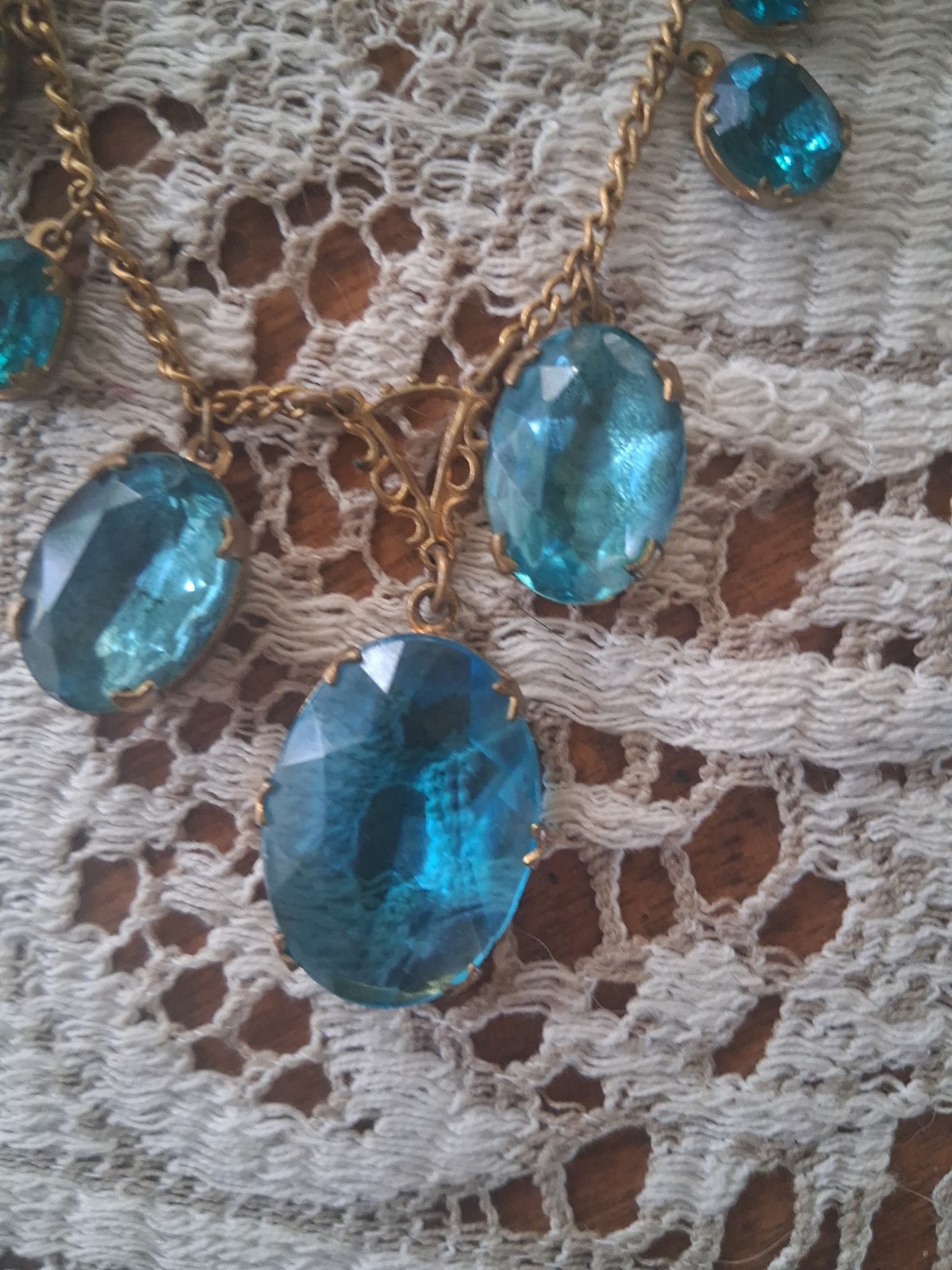 Vintage C. 50s 60s Blue Cut Glass Vintage Gold Tone Necklace