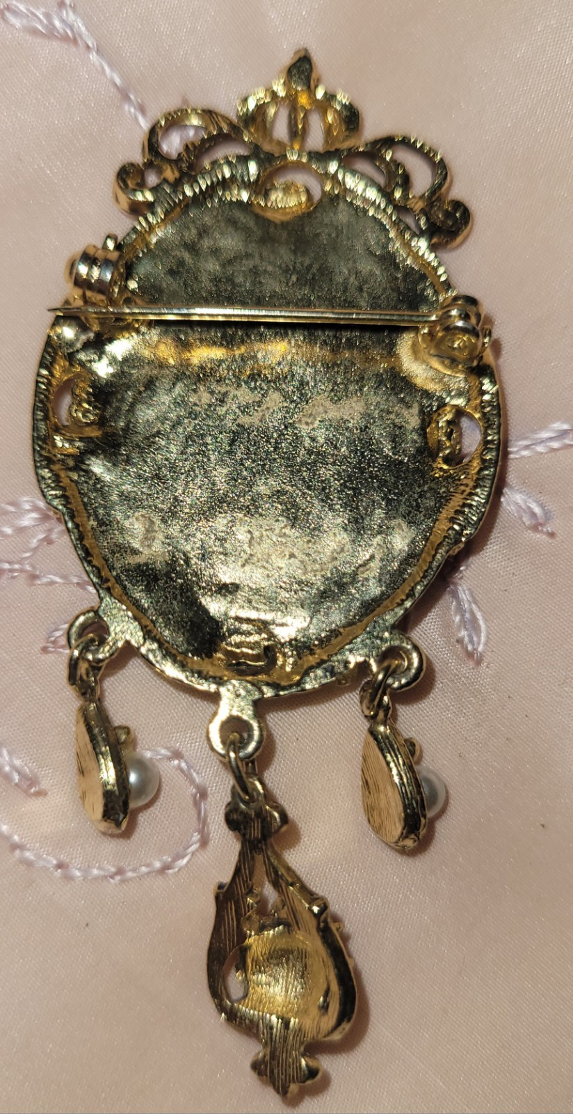 BEAUTIFUL Vintage 70’s GOLD METAL SHIELD NATURAL STONEs – FAUX PEARLS PIN BROOCH