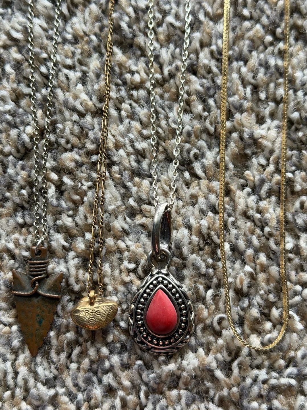Lot of 4 Assorted vintage Necklaces Including R.C. Pendant value~85$