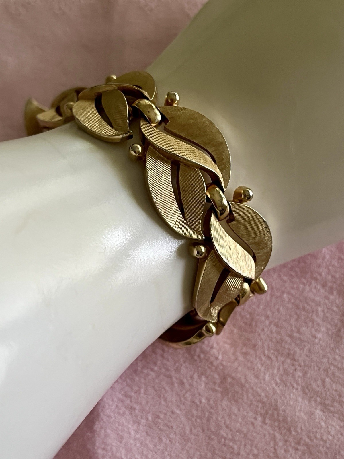 Vintage Trifari Bracelet Gold Tone Leaf Link 7.25 In