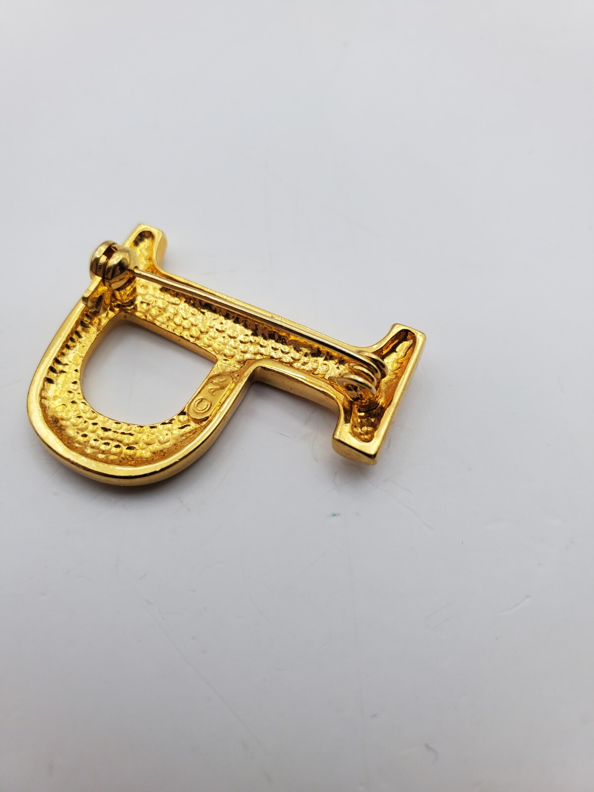 Vintage Anne Klein Signed Gold Tone Initial Letter P Brooch Monogram 1.325″