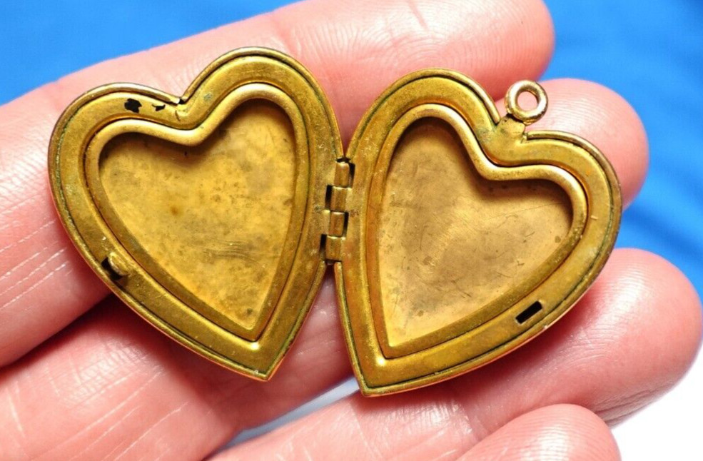 GOLD FILLED BLACK ENAMEL HEART LOCKET VINTAGE 23 X 30 MM 5.8 GRAMS J-503