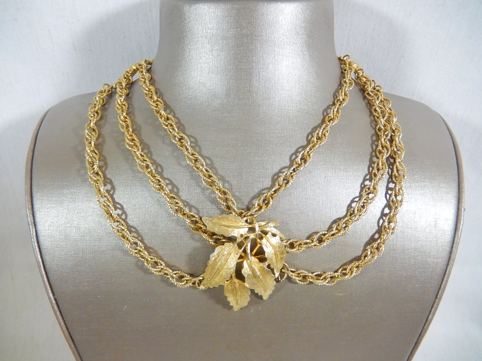 STUNNING VTG FESTOON W LARGE MULTI LEAF CENTERPIECEGOLD TONE BIB NECKLACE