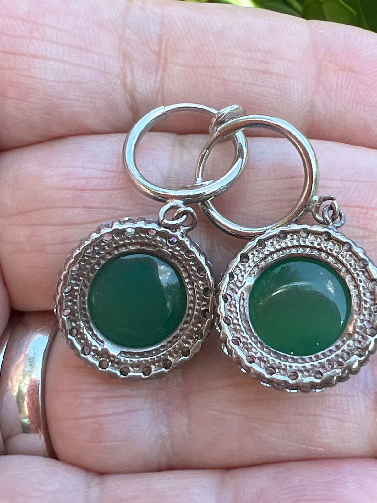 VINTAGE VIVID GREEN CABOCHON STONES DROP DANGLE SILVER TONE HOOP EARRINGS