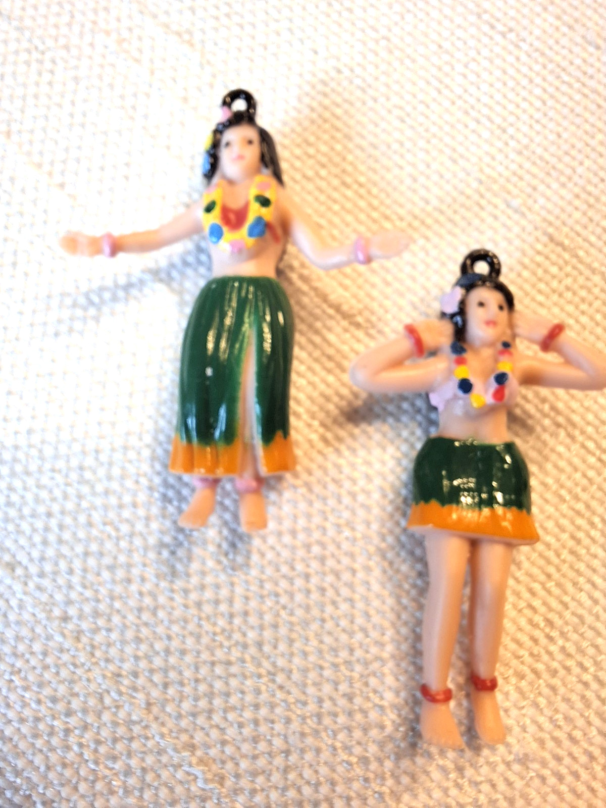 8 Vintage Plastic Hawaiian Hula Girl 2″ Charms/Pendants ~ 2 different poses