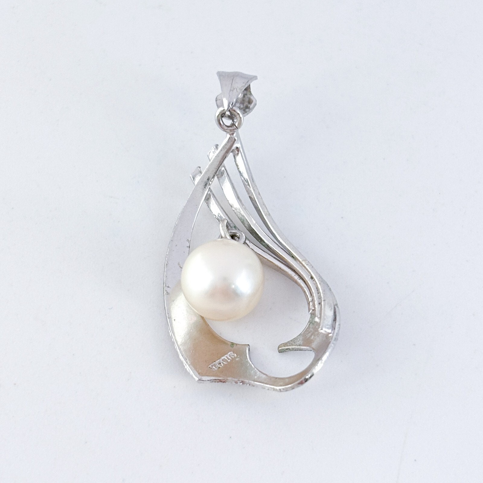 Vintage Silver-Tone Modernist Pendant with Pearl Accent
