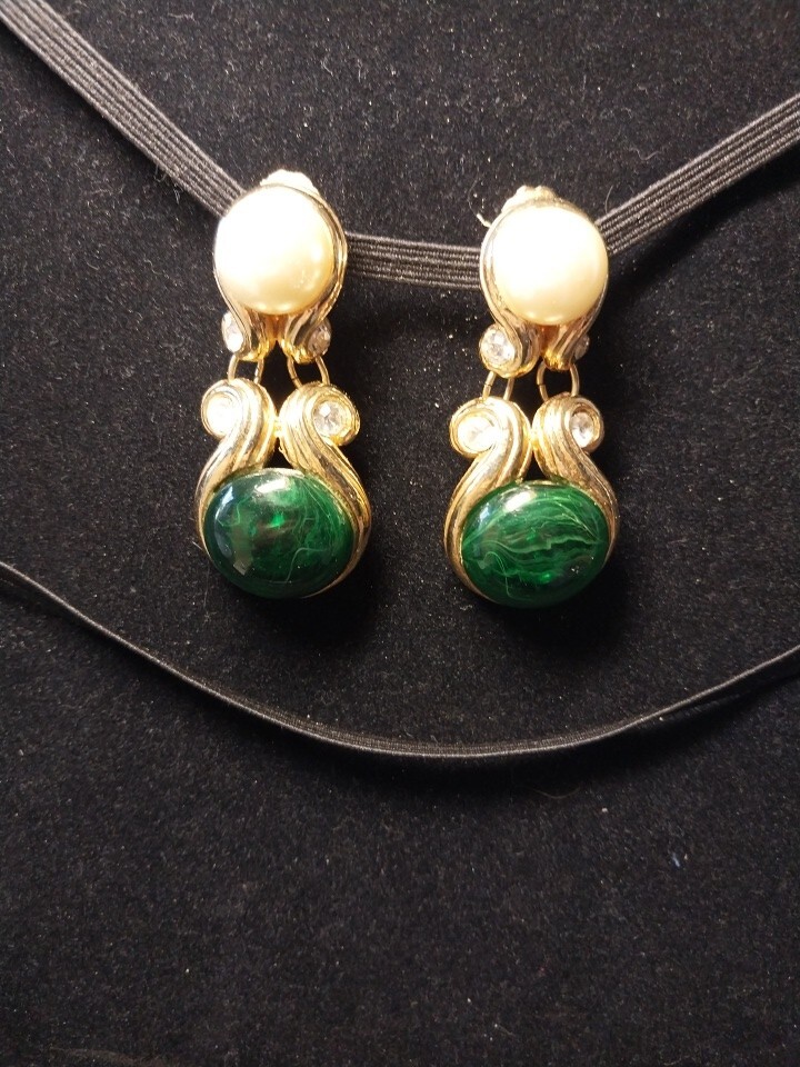 Vintage Grosse Gold Tone Gripoxi Swirled White & Green Cabs Mogul Drop Design A8