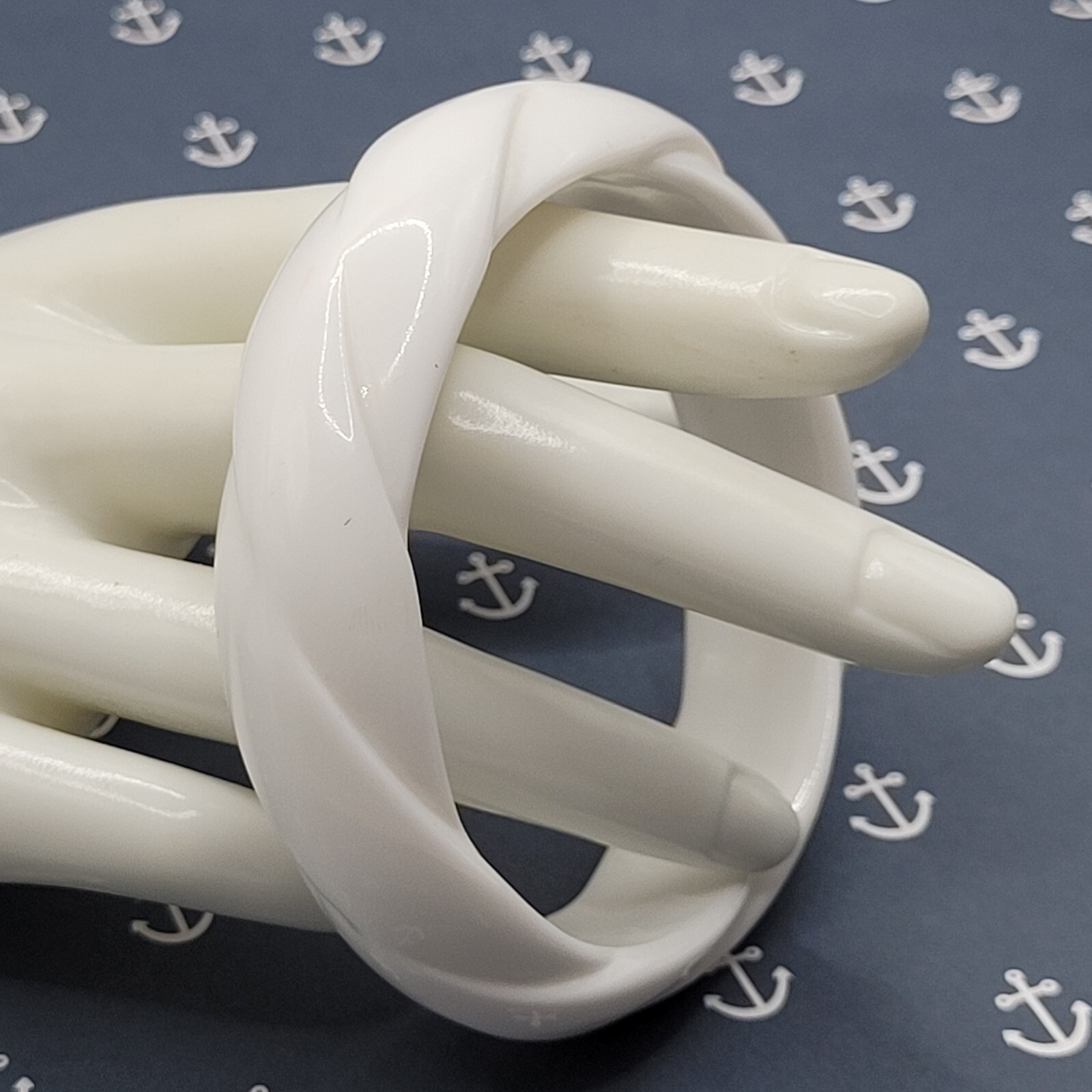 White with Twisted Wrap Design Style Resin Bangle Bracelet Retro Vintage 1980s