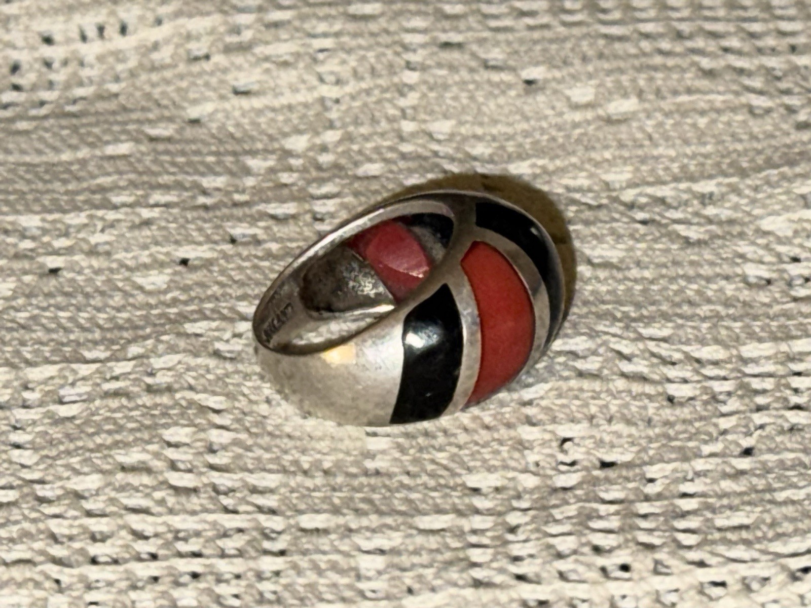 VINTAGE RED & BLACK CORAL INLAY STERLING SILVER DOME RING